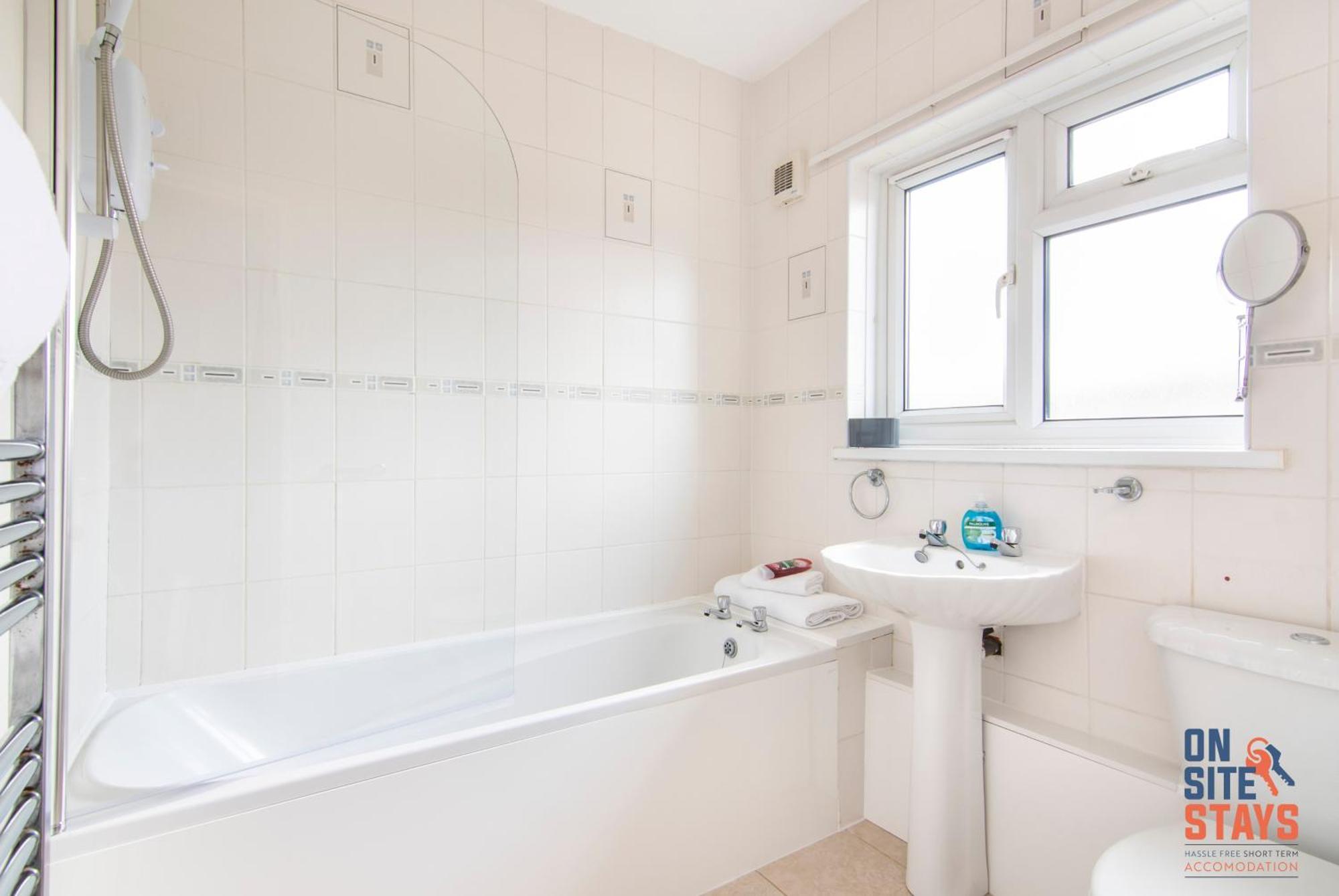 Onsitestays - Cosy 2-Bedroom Apartment With Private Entrance & Long Stay Prices Gravesend Exteriör bild